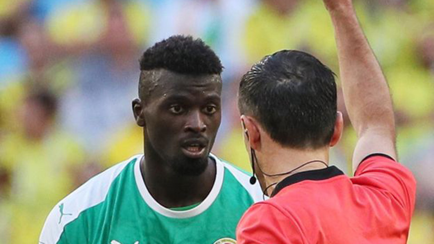 Mbaye Niang of Senegal gets a yellow card for bringing down Colombiau2019s Yerry Mina with a high boot. Net photo.