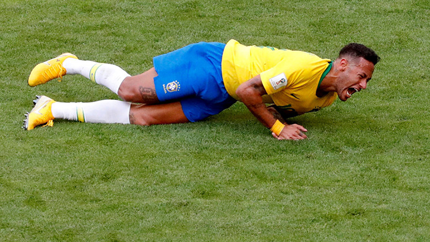 Neymar lays down in pain (Sputnik)