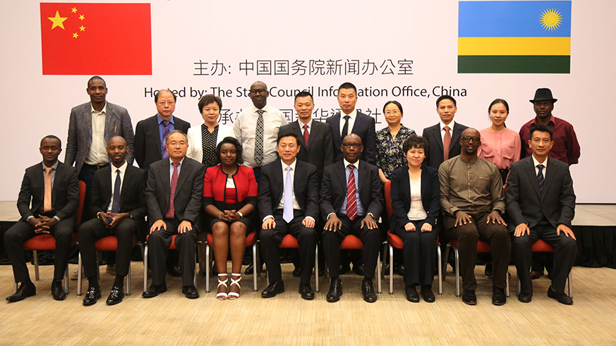 Rwandan Media representatives and the Chinese delegation pose for group photo after exchanging views about China-Rwanda parternship (Sam Ngendahimana)