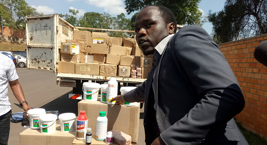 Dr.  Jean Claude Rukundo, Director of Veterinary Inspection Unit at RAB, explaining to the media about the confiscated veterinary products, in Kigali, July 9, 2018 (E. Ntirenganya)