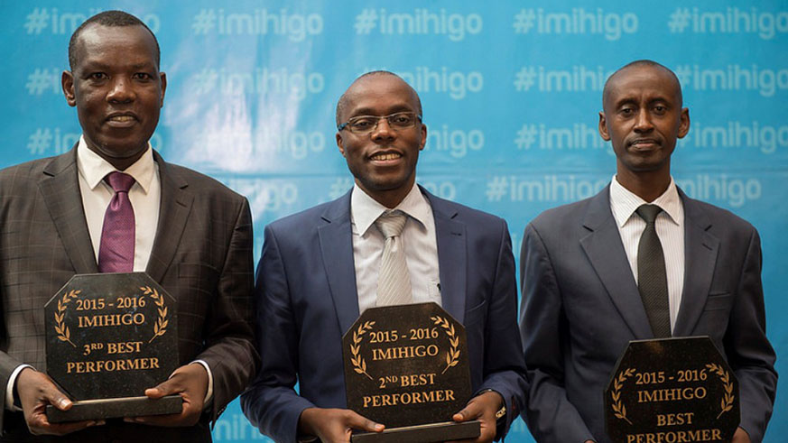 Winners in the implementation of Imihigo display their trophys in the past. File.