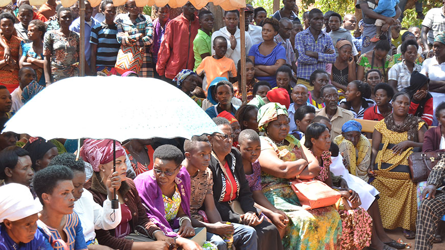 At least two thousand people from Karenge and beyond appeared at Karenge sector compound to follow the trial of their neighbour who killed his wife. Jean de Dieu Nsabimana.