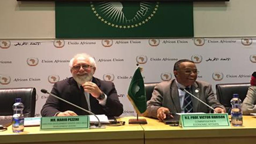 Mario Pezzini, Director of the OECD Development Centre (left) and Victor Harison, Commissioner of Economic Affairs of the AUC during the launch of the report. Net.