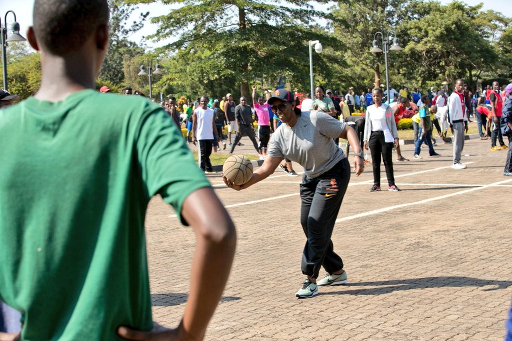 First Lady Mrs Jeannette Kagame, along with @Imbuto Foundation members and staff, joined the CarFreeDay activities, promoting a healthy lifestyle for all, in the City of Kigali