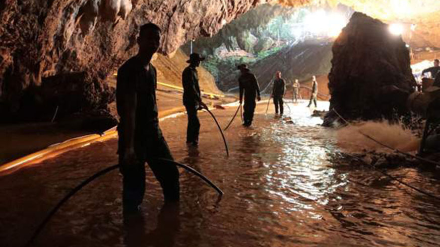 Thai navy soldiers try to drain the flooded cave. Net.