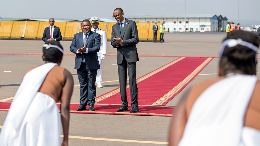 Presidents Kagame and Nyusi at Kigali International Airport yesterday where the latter was welcomed by his host at a colourful ceremony that included performances from the national cultural troupe, among others. Village Urugwiro.