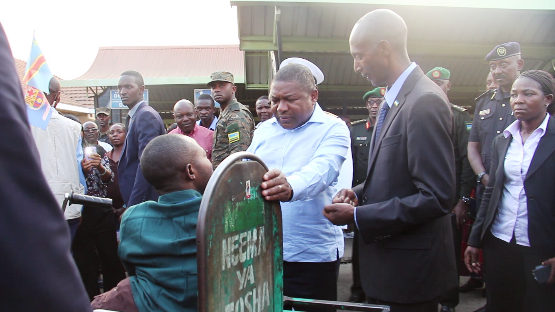 President Filip Nyusi hearing from a physically disabled person who is involved in informal trading at Petite Barriere Border Post. Regis Umurengezi
