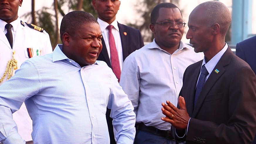 The Director General for Immigration and Emigration Department, Anaclet Kalibata, chatting with President Filip Nyusi as Minister Munyeshyaka looks on. Regis Umurengezi