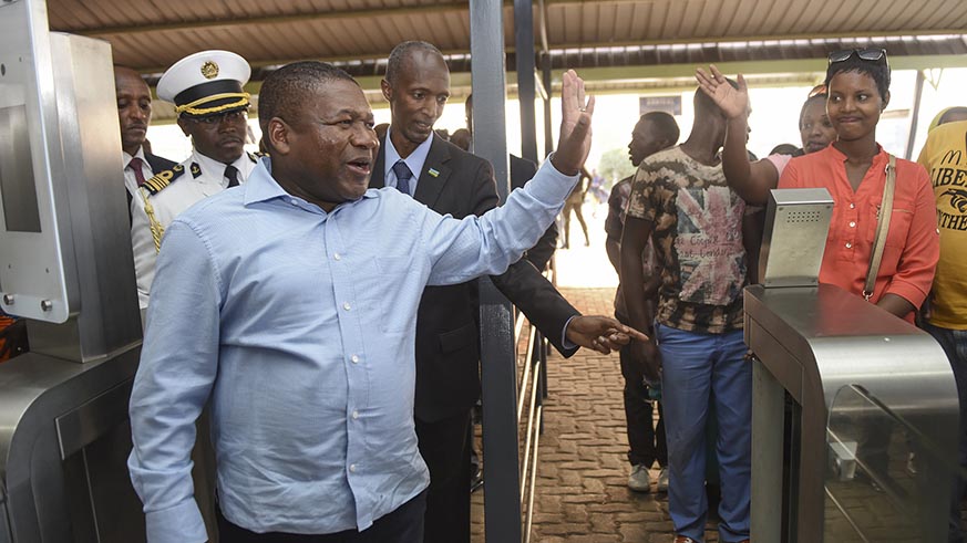 President Nyusi greets staff at La Corniche one-stop border post between Rwanda and DR Congo on Friday. Courtesy.