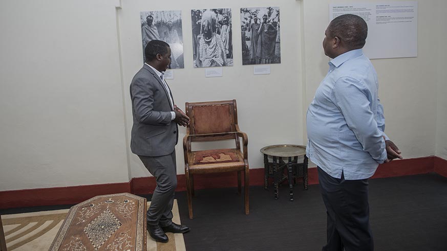 President Nyusi looks at the photos of former Rwandan King Yuhi Musinga and members of the ancient royal family. Courtesy.