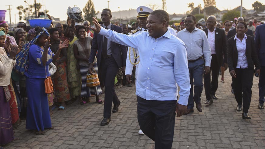 President Nyusi waves to residents of Rubavu District en route to the Rwanda-DR Congo one-stop border post at La Corniche. Courtesy.