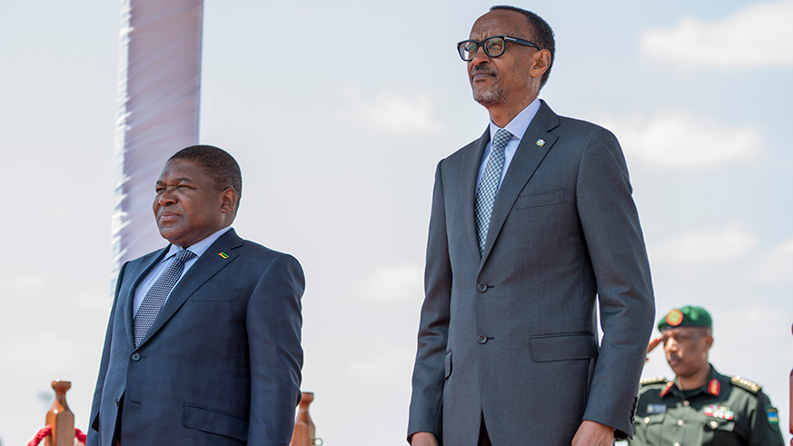 President Kagame bid farewell to Mozambique President Filipe Nyusi (left) who concluded a three-day state visit to Rwanda yesterday. Village urugwiro.