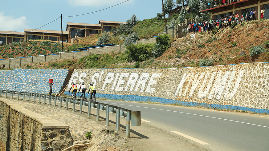 GS Saint Pierre Kivumu students cheer on riders in Rutsiro