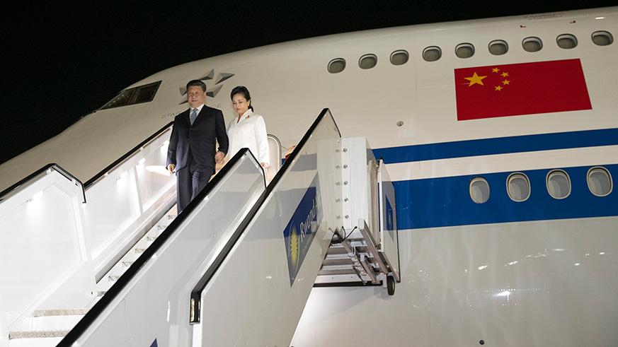 Chinese President Xi Jinping and First Lady Peng Liyuan disembark from their plane at Kigali International Airport. File.
