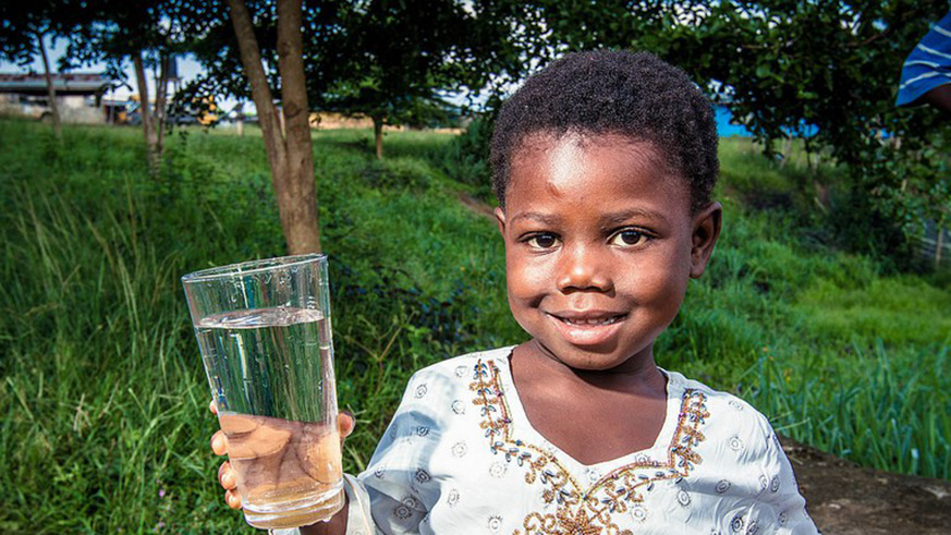 Children should be encouraged to drink water. /Net photo