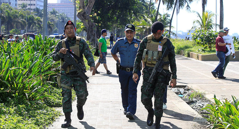 Members of the Philippine National Police (PNP) Special Action Force patrol after an Improvised Explosive Device (IED) was found near the U.S Embassy in metro Manila, Philippines November 28, 2016. / Sputnik