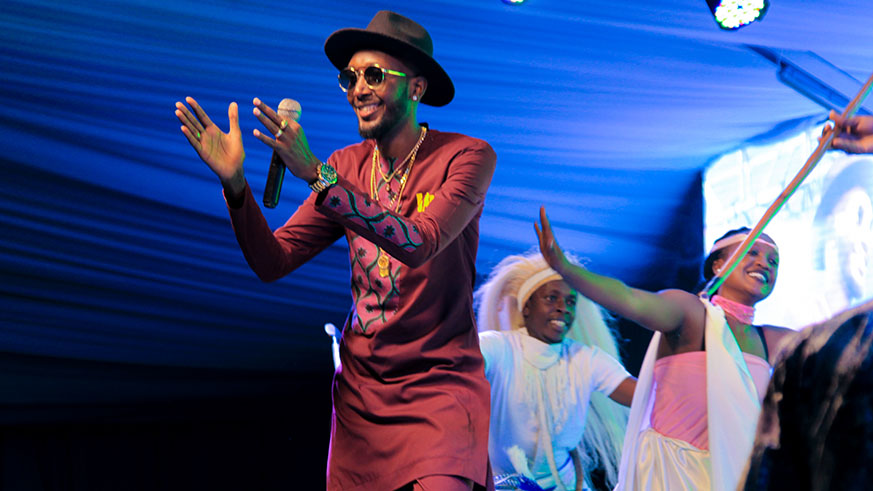 DJ Pius came on stage accompagned by a traditional dance. (Faustin Niyigena)
