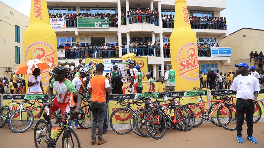 Cycling supporters board all places possible to better see the race