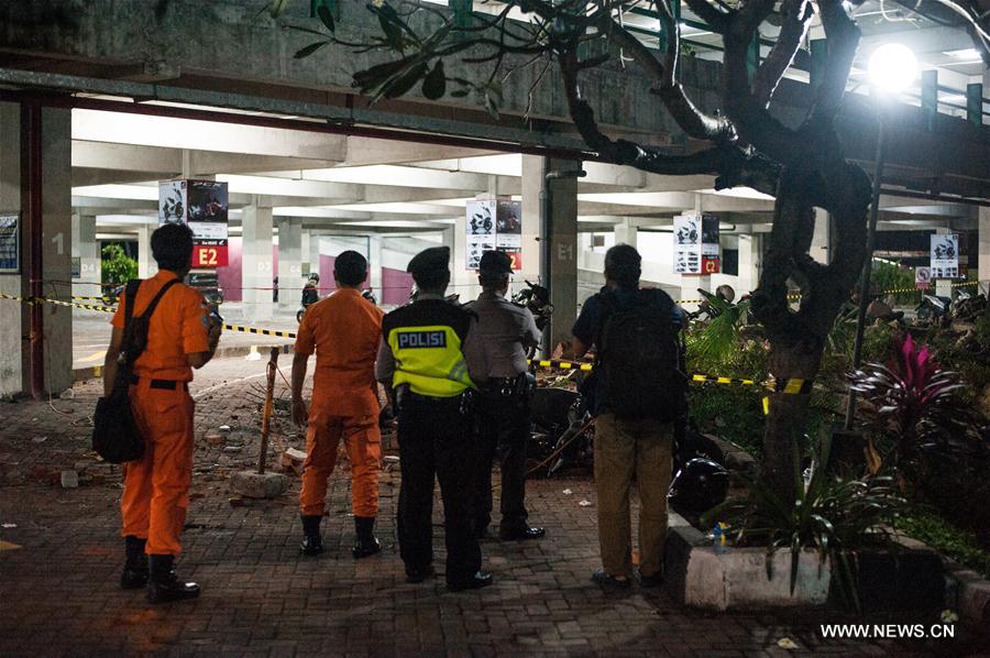 Security officers check the ruins at a parking lot after an earthquake in Badung Regency, Bali, Indonesia, on Aug. 5, 2018. (Xinhua/Muhammad Fauzi Chaniago)
