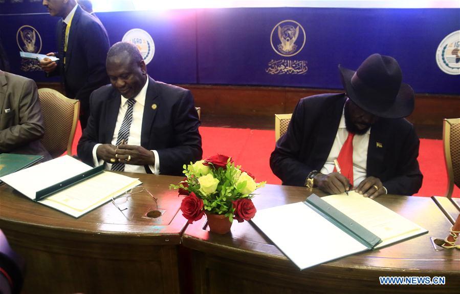 South Sudanese President Salva Kiir (R) and major opposition leader Riek Machar (L front) sign on the final deal on power-sharing and security arrangements between South Sudan's conflicting parties, in Khartoum, capital of Sudan, Aug. 5, 2018. South Sudan's conflicting parties on Sunday signed a final deal in the Sudanese capital Khartoum on power-sharing and security arrangements. (Xinhua/Mohamed Khidir)