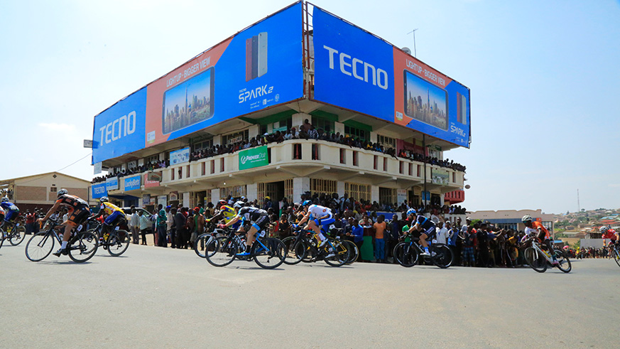 Cycling lovers in Muhanga watch the race. / Sam Ngendahimana