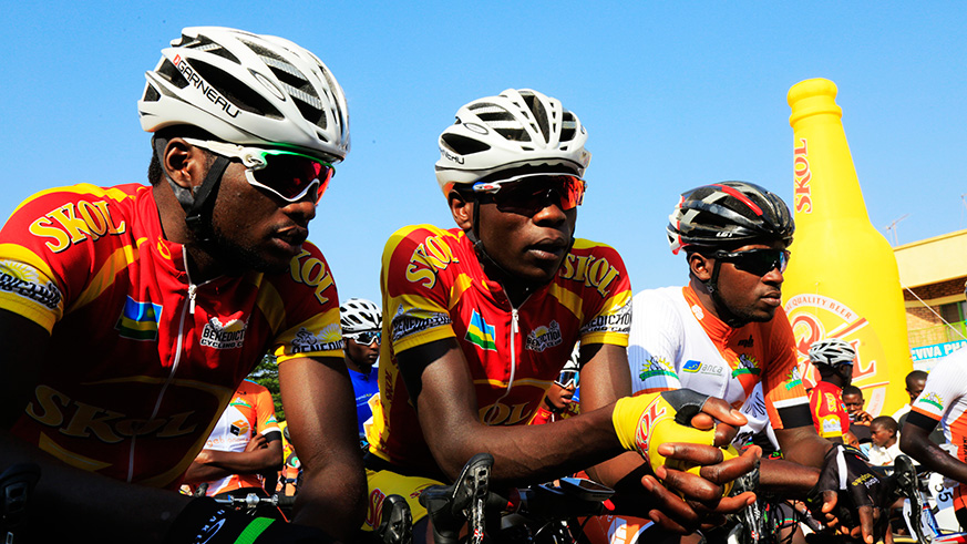 Bonaventure Uwizeyimana, Jean-Bosco Nsengimana and Ephrem Tuyishimire before the race. / Sam Ngendahimana