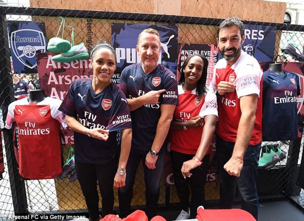 Current and former Arsenal players pose with their new jerseys. (Net photo)