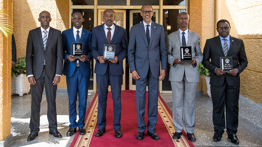 President Kagame poses for a group photo with the mayors whose districts scored highly in the implementation of Imihigo for the financial year 2017/18, namely; Radjab Mbonyumuvunyi of Rwamagana (best performing district, 3rd left); Stephen Rwamurangwa of Gasabo (first runner-up, 2nd right); Emmanuel Kayiranga of Rulindo (second runner-up, 2nd right) and Deogratias Nzamwita of Gakenke (third runner-up, right). Left is Local Government minister Francis Kaboneka.  Village Urugwiro