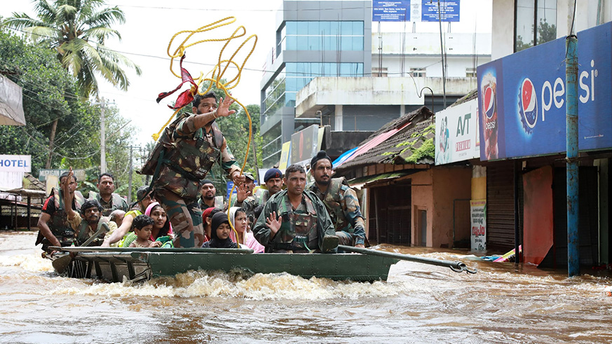 Soldiers evacuate local residents in Ernakulam. Net photo.