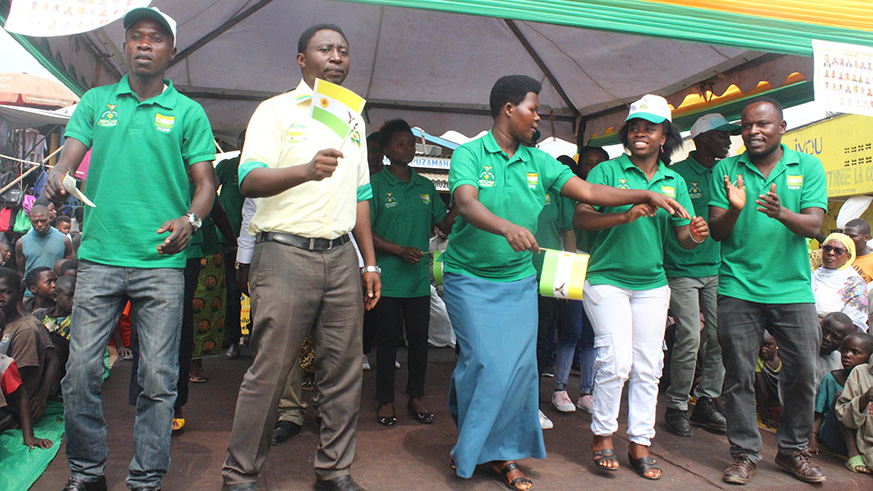Green Party president Frank Habineza (2nd left) with some of the party candidates dance during a morale boosting session at a campaign rally in Kanama Sector, Rubavu District yesterday. Regis Umurengezi.