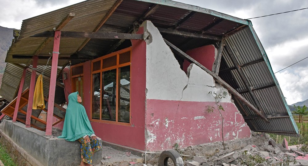 A villager sits at her damaged house after an earthquake hit Sembalun Bumbung village in Lombok Timur, Indonesia, July 29, 2018. / Sputnik
