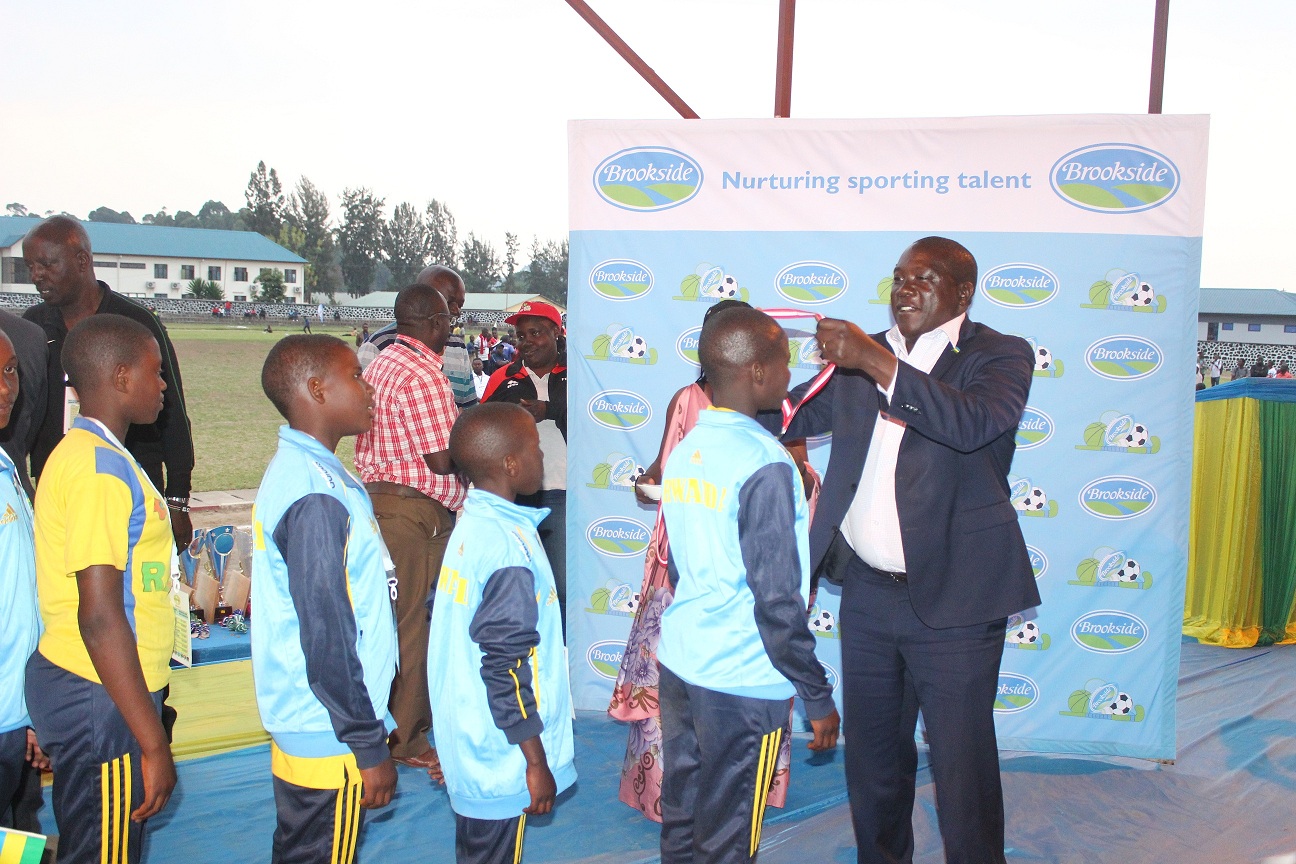Northern Province Governor, Jean Marie Vianney Gatabazi awards some of the best performers during Sundayu2019s official closing ceremony at Ubworoherane Stadium on Sunday. Regis Umurengezi.