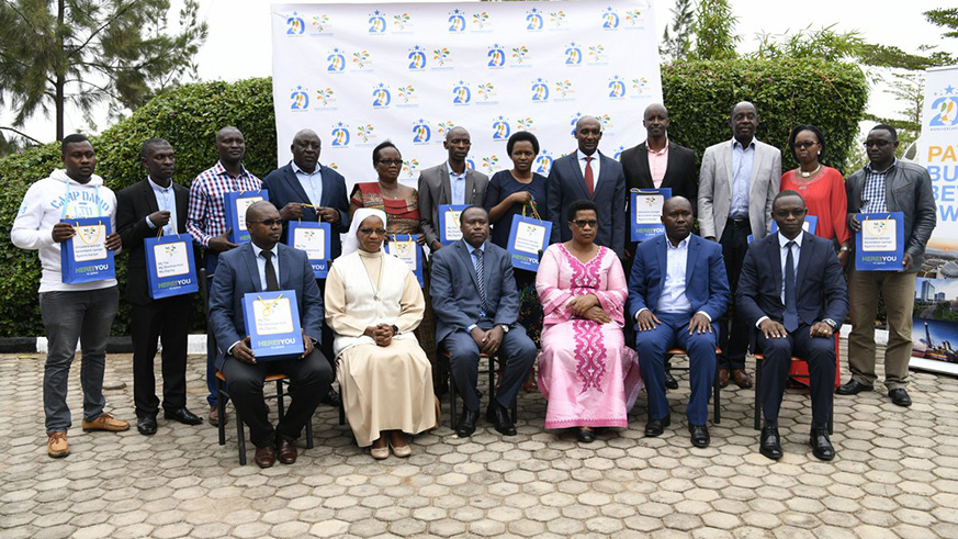 Best taxpayers in Southern Province in a group photo with officials. Photos by Diane Mushimiyimana.