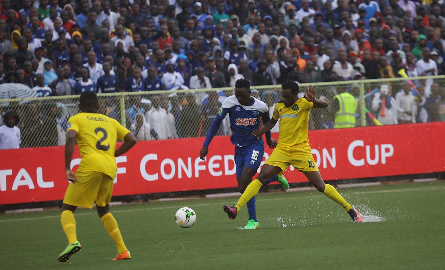 Rayon Sports right back Saddam Nyandwi tries to go past Yanga defenders