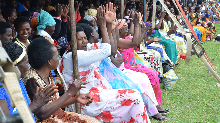 Voters from Rubavu districts applauding candidates