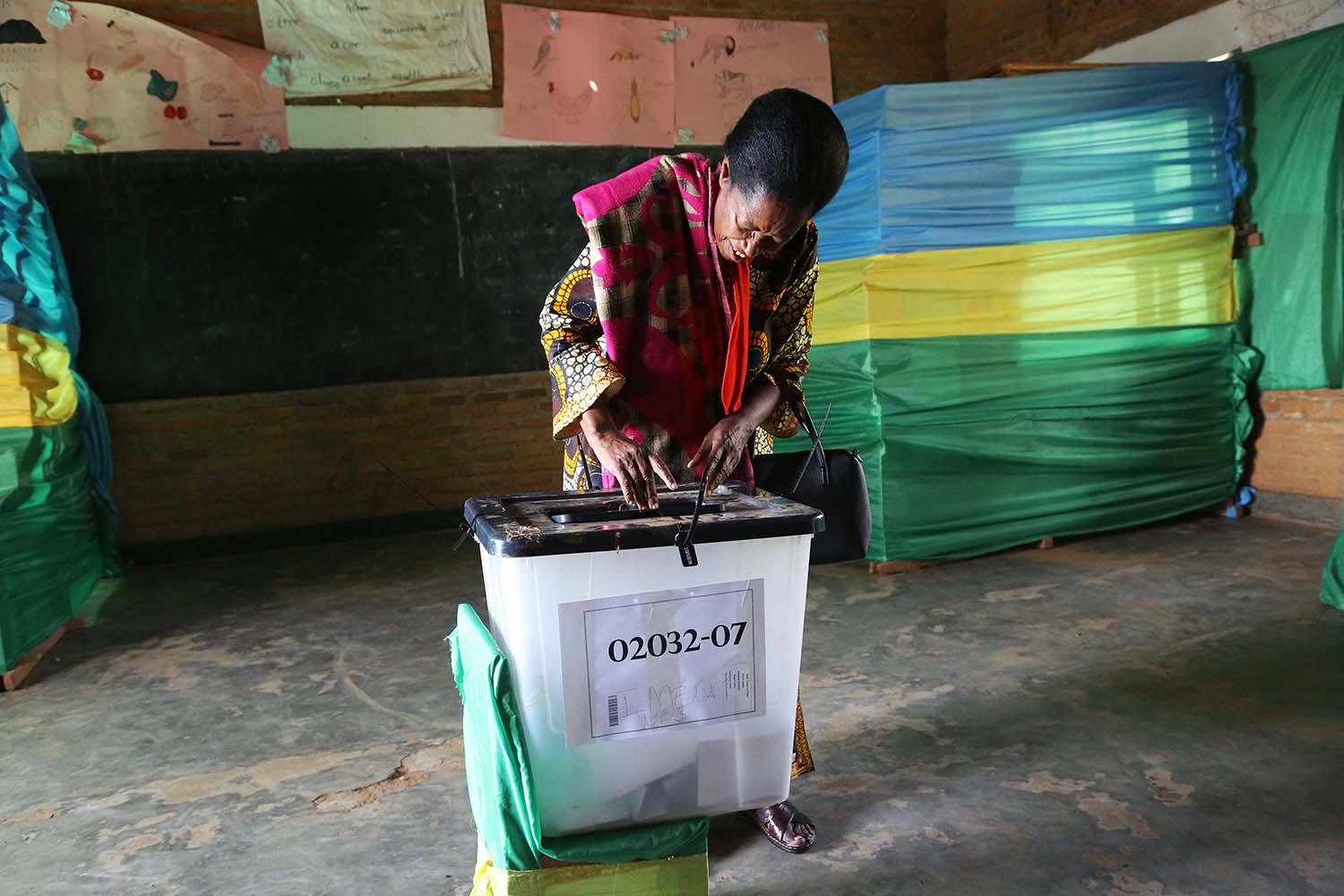 A woman casts her vote at Groupe Scolaire Kimironko I polling station. S. Ngendahimana.