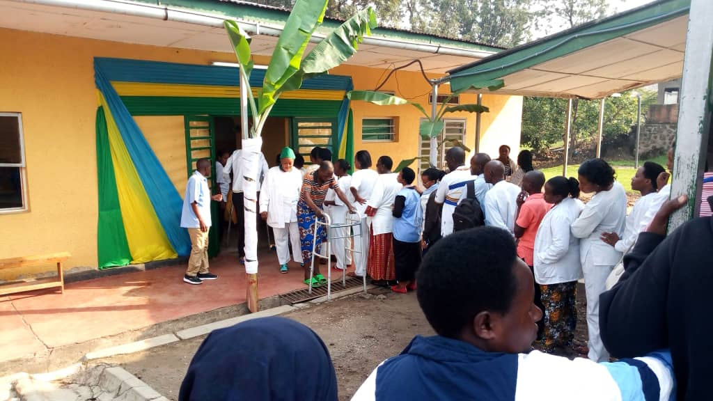 Patients, nurses and other hospital staff queue to vote at Gisenyi District Hospital. Marie Anne Dushimimana.