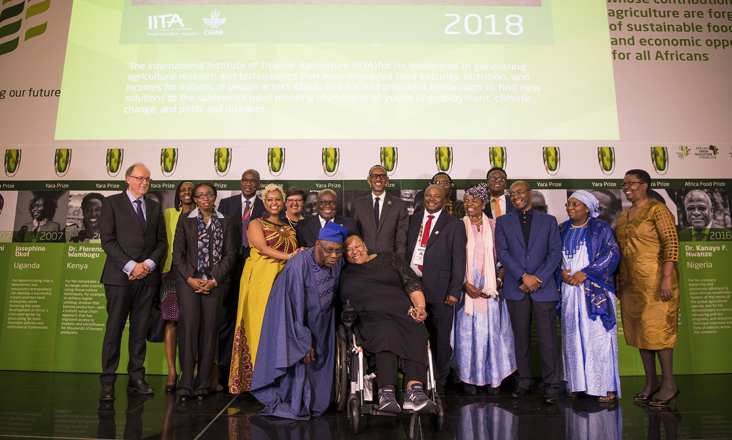  President Kagame with 2018 Africa Food Prize Laureate and past laureates. Also in the photo is President Nana Akufo-Addo of Ghana, AGRA Board Chair Strive Masiyiwa, President of AGRA Dr. Agnes Kalibata and Chair of the Africa Food Prize Committee, former Nigerian President Olusegun Obasanjo and members of the committee. Urugwiro Village 