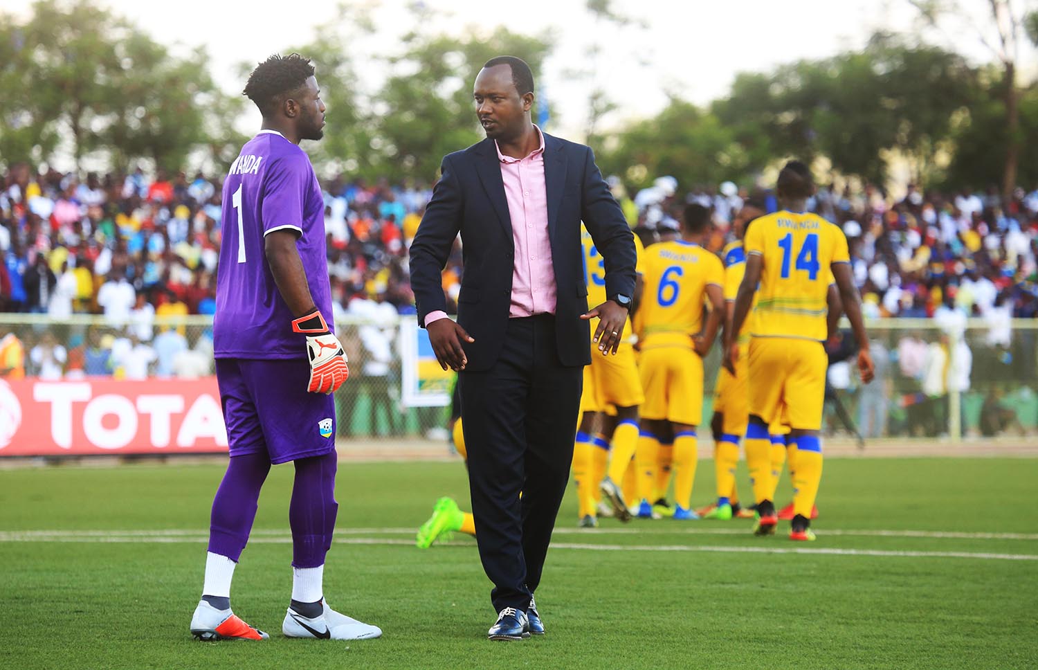 Amavubi head coach Vincent Mashami gives instructions to goalkeeper Olivier Kwizera before the second half during the match against Ivory Coast at Kigali Stadium on Sunday. Sam Ngendahimana.