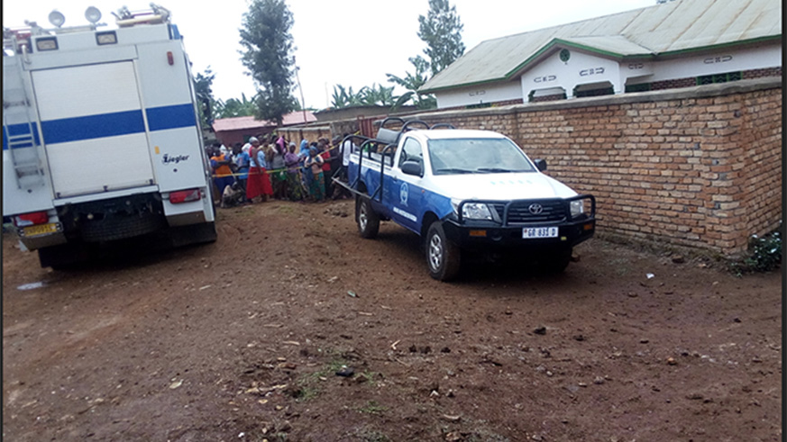 Firefighters, Police and Rwanda Investigation Bureau at the scene. (Photos by Jean de Dieu Nsabimana)