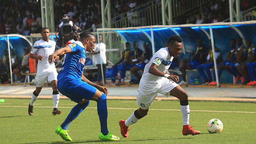 Enyimba FC midfielder Wasiu Alalade controls the ball against Rayon Sports skipper Abdoul Rwatubyaye