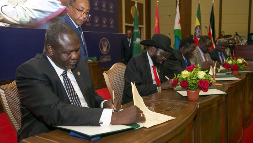 South Sudanese rebel leader Riek Machar, left, and South Sudan's President Salva Kiir sign. Net.