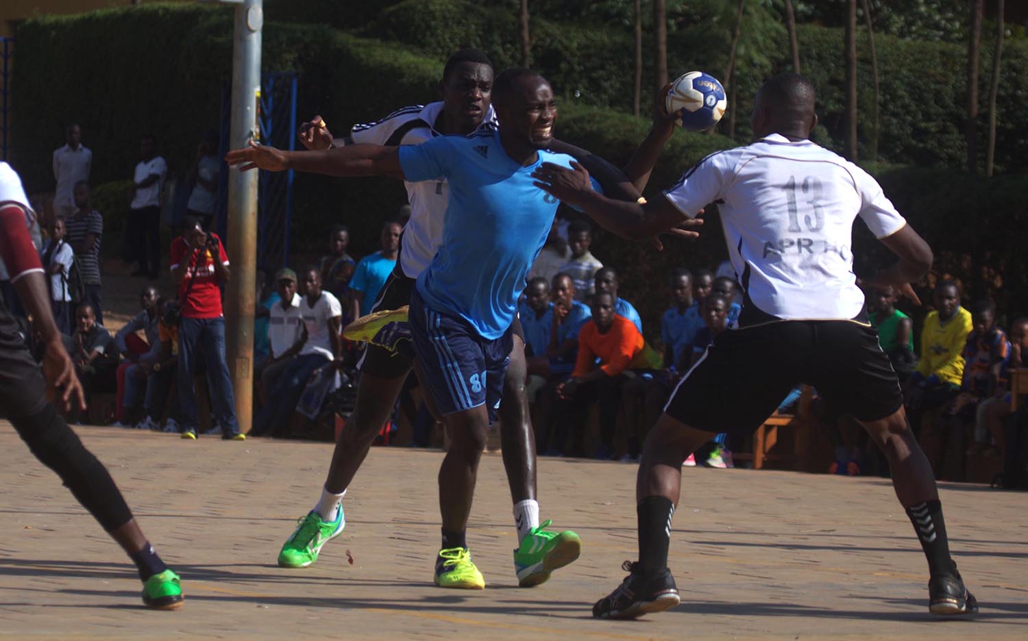 Police Handball Club player tries to penetrate through APR defence during the final league match of the 2017-18 season . Sam Ngendahimana.