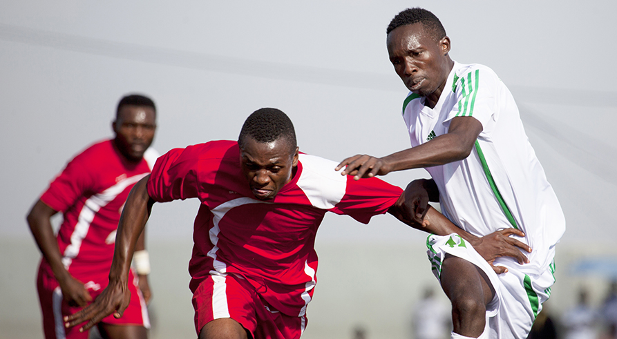 SC Kiyovu forward Djuma Nizeyimana vies for the ball with Espoir FC players. Sam Ngendahimana.