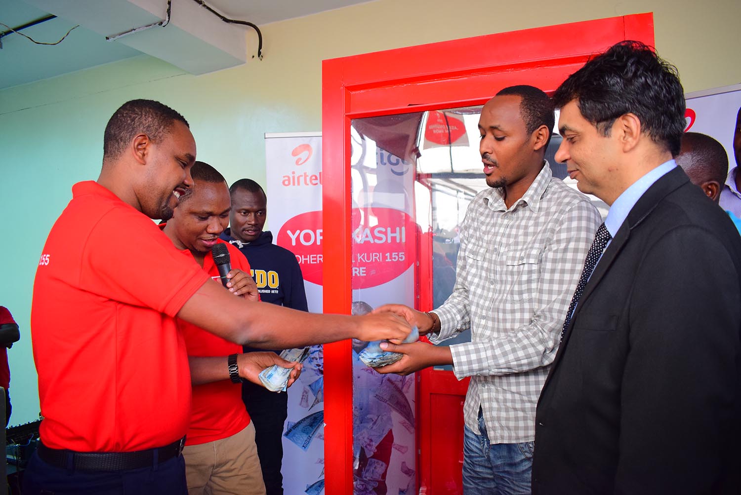Airtelu2019s MD, Chawla (R), at the launch of the promo on Thursday. Courtesy photos. 