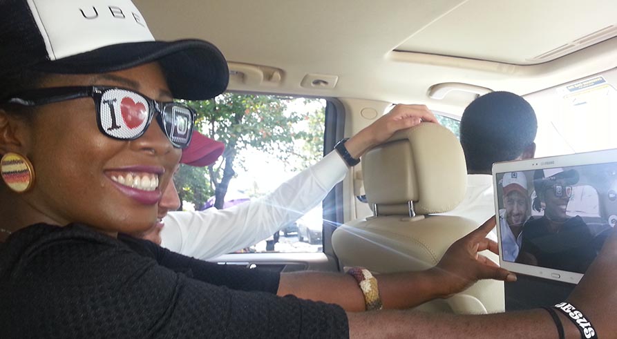 Passengers inside an Uber taxi. Net photo.