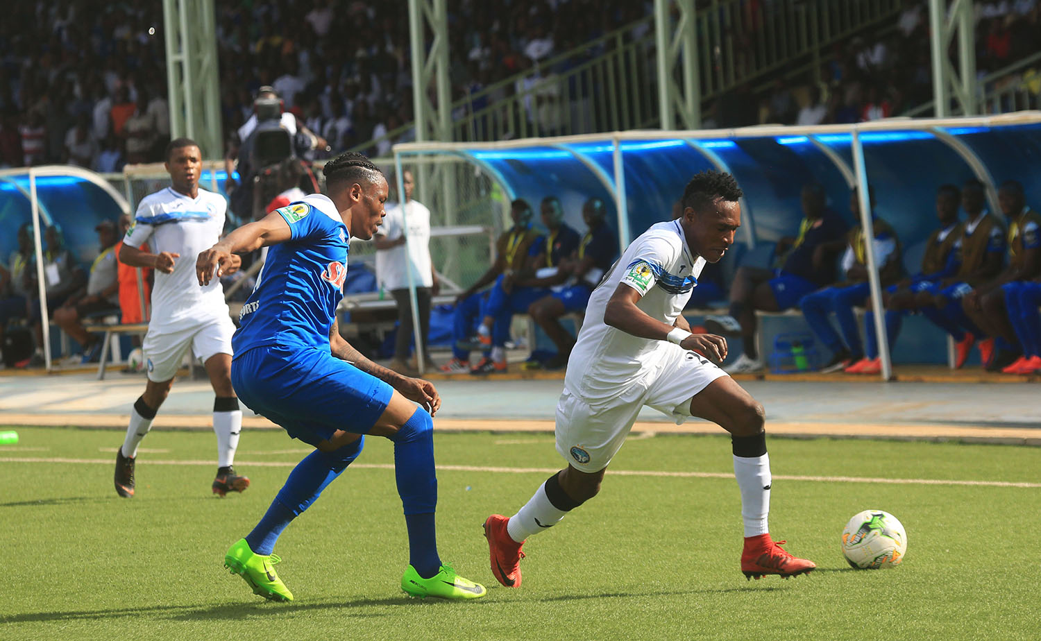 Enyimba FC midfielder Wasiu Alalade controls the ball against Rayon Sports center-back Abdul Rwatubyaye during the two sidesu2019 first-leg match at Kigali Stadium last Sunday. Sam Ngendahimana.