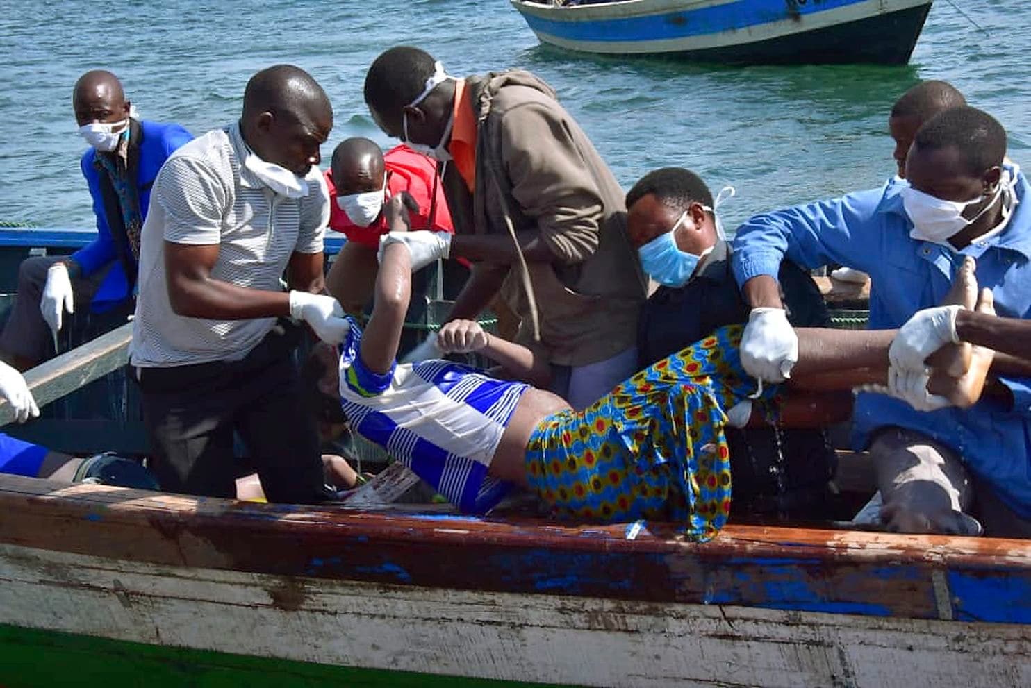 Rescuers retrieve a body from the water near Ukara Island in Lake Victoria, Tanzania yesterday. The death toll rose above 100. Net photo.