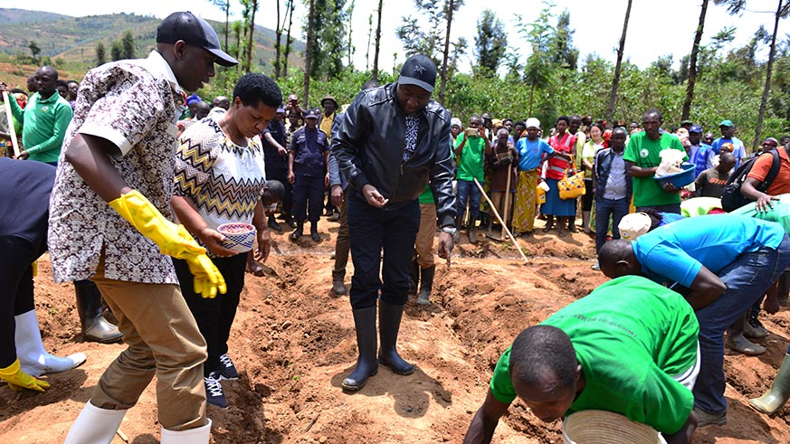 PM Ngirente greets a resident on his arrival at the 57-hectare Mwogo marshland from where he launched the new  planting season. James Karuhanga.