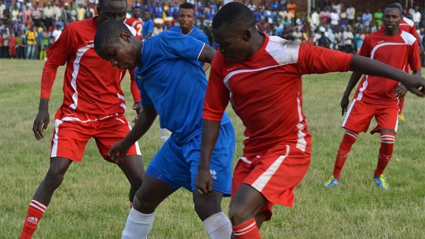 Espoir FC players (in red). Net.